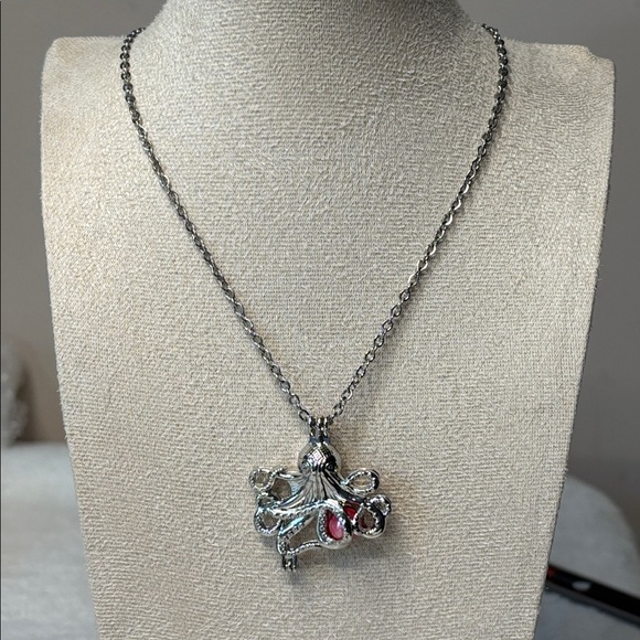 NEW Natural 7.7mm Pearl in Octopus Pendant Necklace Stainless Steel - Picture 2 of 4